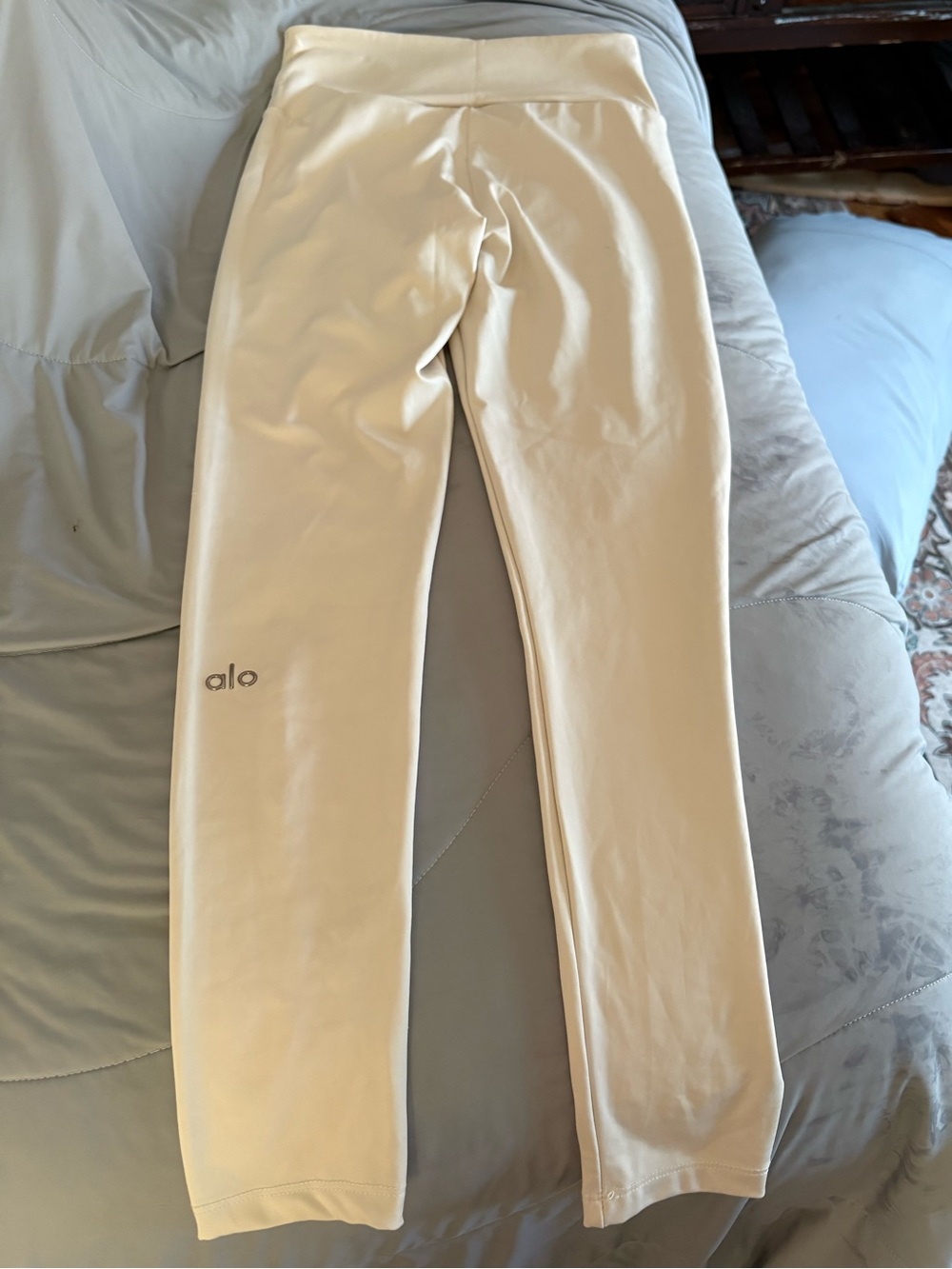 Alo High-Rise Leggings in Cream